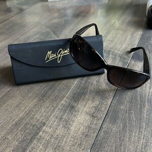 Polarized Stylish and trendy but classic framed sunglases. Perfect condition